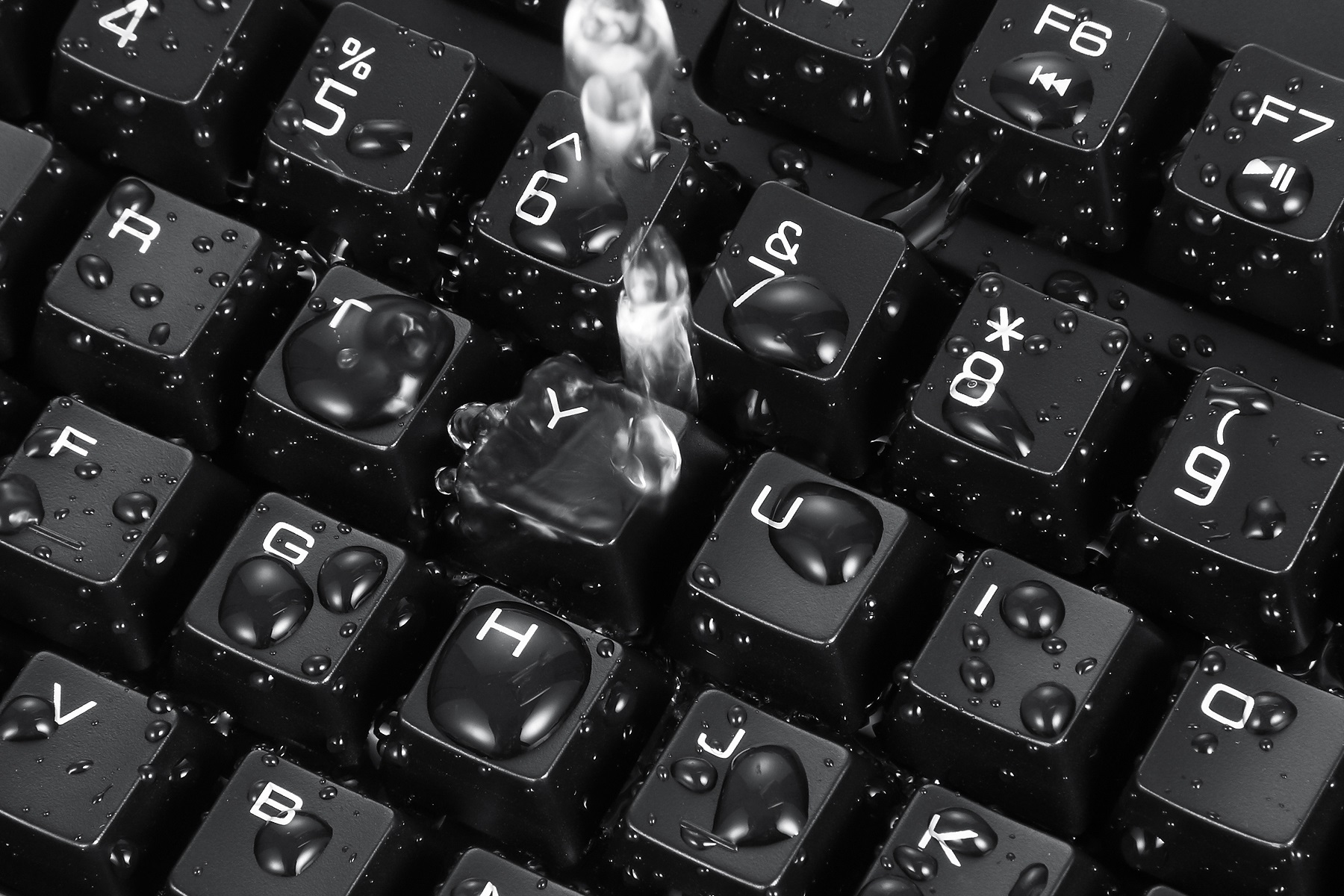 spilled-water-on-mechanical-keyboard-here-are-what-to-do-and-not-to-do