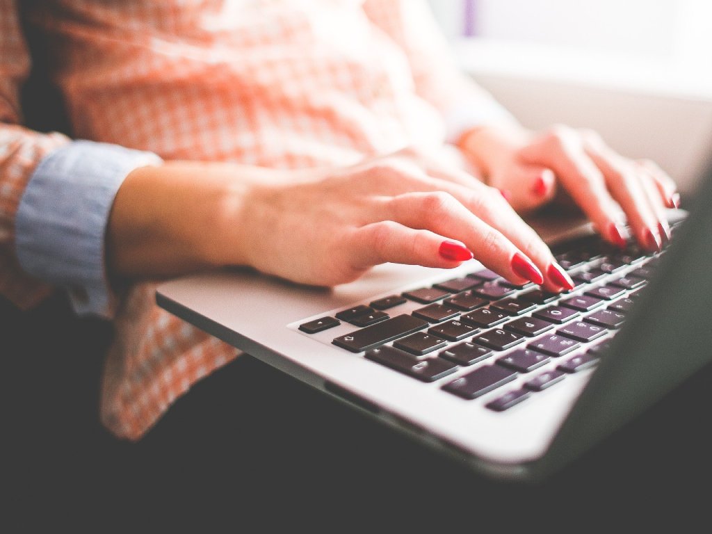 Girl writes on a laptop