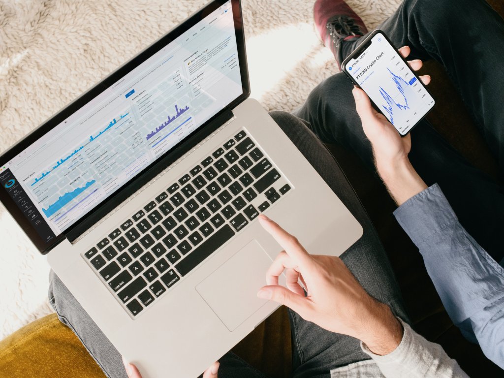 Man and woman with a laptop and smartphone